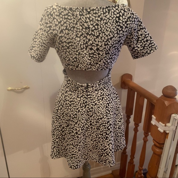 Guess Black & White Leopard Print Short Sleeve Dress - Picture 2 of 6